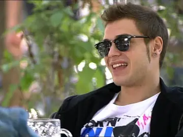 Fer y David hablan en una terraza Fer y David hablan en una terraza