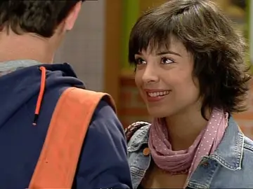 Cova y Julio hablan en la cafetería Cova y Julio hablan en la cafetería