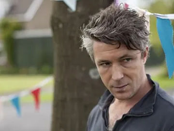 Aiden Gillen es Everett en Mayday Aiden Gillen es Everett en Mayday