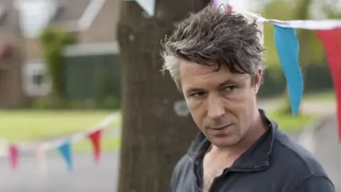 Aiden Gillen es Everett en Mayday Aiden Gillen es Everett en Mayday