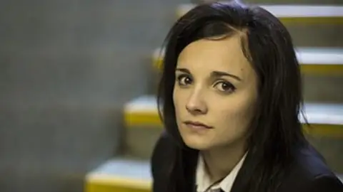 Leila Mimmack es Caitlin en Mayday Leila Mimmack es Caitlin en Mayday