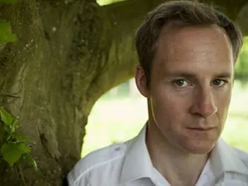 Peter McDonald es Alan en Mayday Peter McDonald es Alan en Mayday