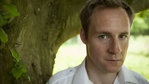 Peter McDonald es Alan en Mayday Peter McDonald es Alan en Mayday