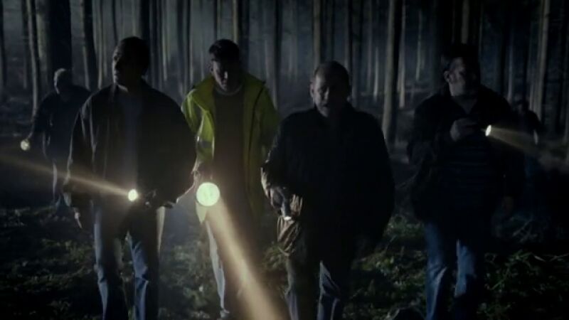 El pueblo se adentra en el bosque para buscar a Hattie