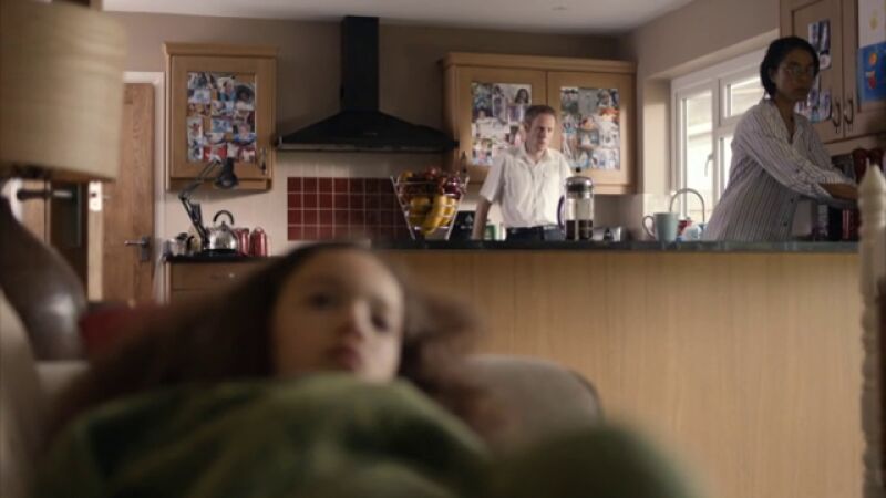 Fiona y Alan se extrañan por la rara conducta de Charlotte