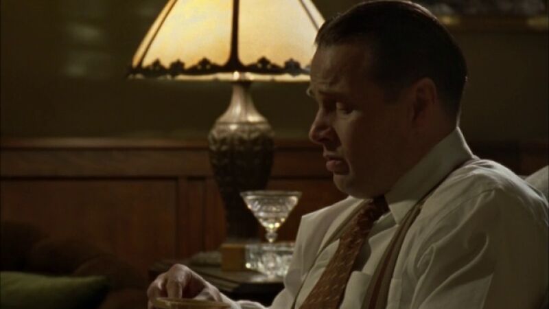 Wally le propone a Mildred tener una cita