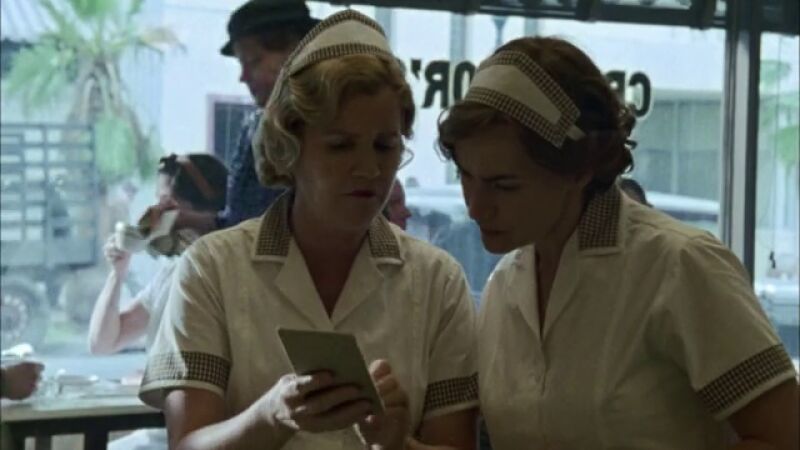 Mildred encuentra un trabajo como camarera