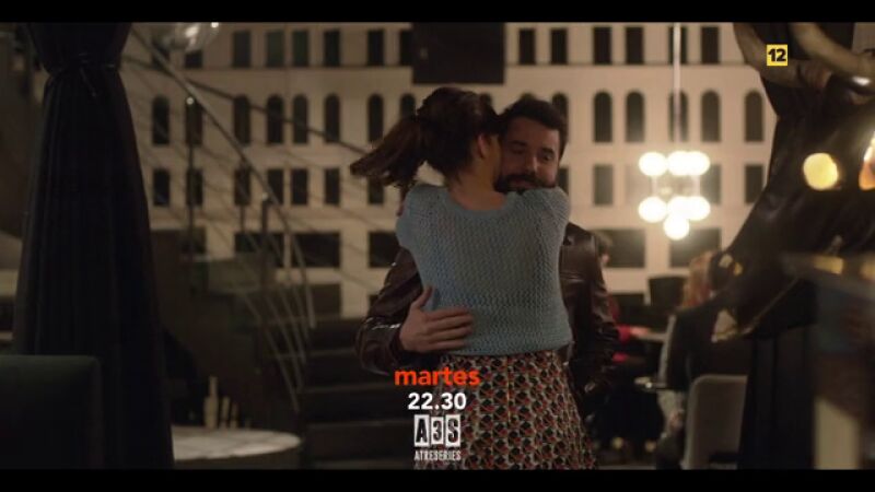 Mia y David están intentando construir una relación juntos