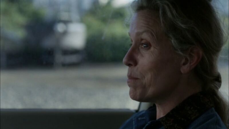 Olive invita a Kevin a la cena del ensayo de Christopher