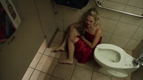 Rachel consuela a Anna tras la muerte de su padre Rachel consuela a Anna tras la muerte de su padre