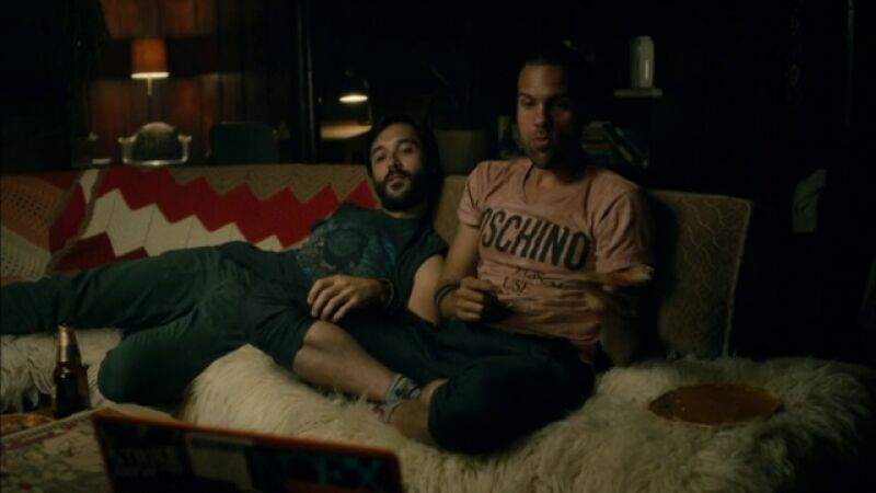 Agustin prefiere quedarse en casa con su novio 