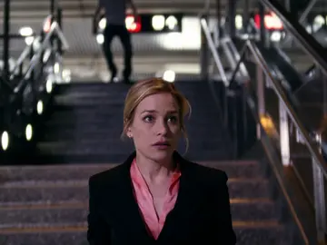 Annie persigue a un sospechoso por el metro Annie persigue a un sospechoso por el metro