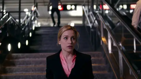 Annie persigue a un sospechoso por el metro Annie persigue a un sospechoso por el metro