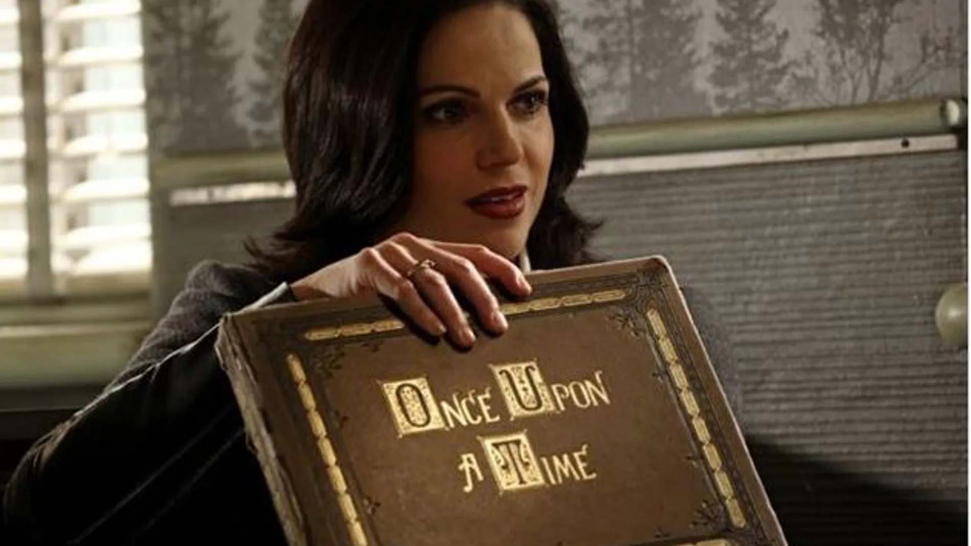 Emma y Henry abandonan Storybrooke con la esperanza de un futuro mejor, en 'Érase una vez'