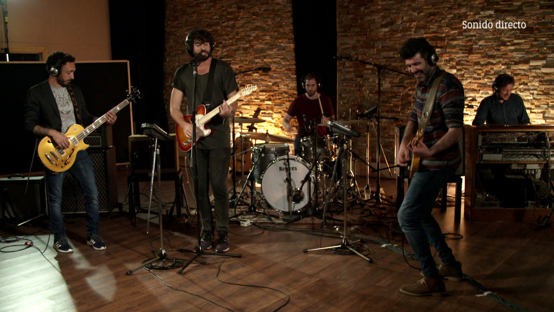 Izal interpreta 'With a little help from my friends' en 'Muy en serie'