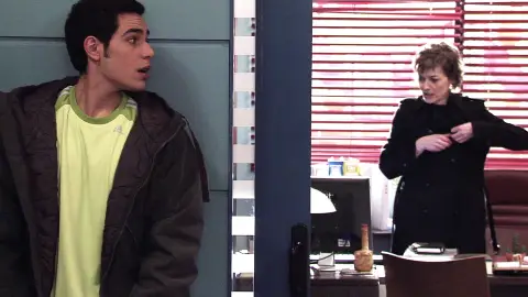 Isaac en el despacho de Clara Isaac se infiltra en el despacho de la directora