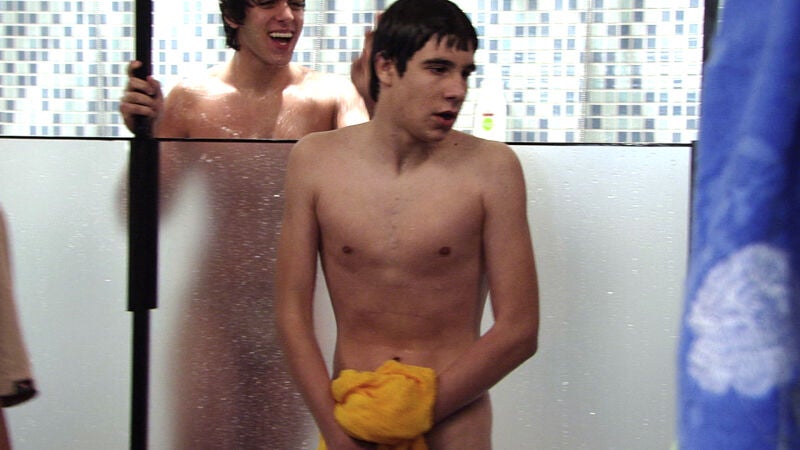 Fer se excita en las duchas delante de sus compañeros