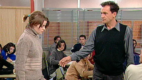 Pillan a Arantxa copiando en clase de Alfredo Pillan a Arantxa copiando en clase de Alfredo