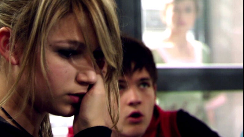 Félix abofetea a Ruth en medio de toda la clase