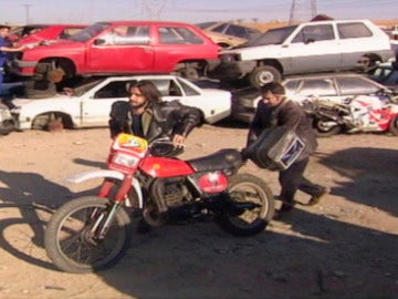 Quimi y Toni llevan la moto