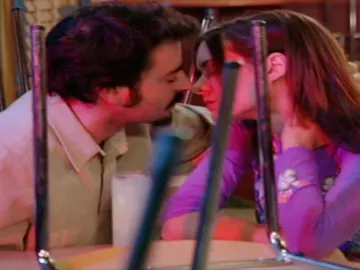 Valle y Toni se besan  Valle y Toni se besan