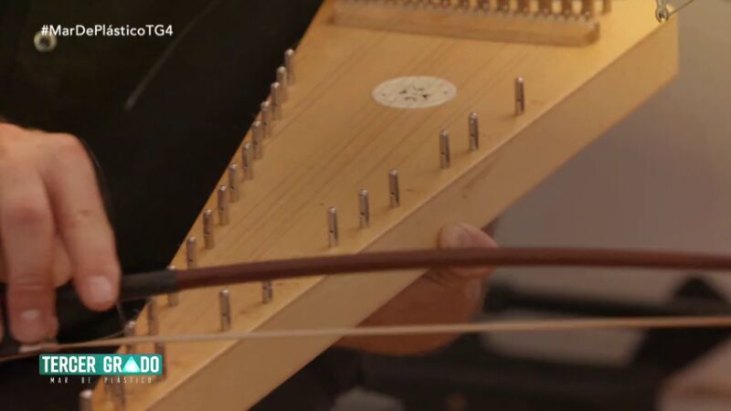 Botellas, mecheros e instrumentos exóticos: así se compone la música de 'Mar de plástico'