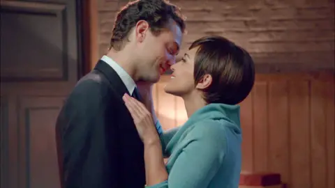 Ana empieza a ver a Carlos como el padre de Alberto Ana empieza a ver a Carlos como el padre de Alberto
