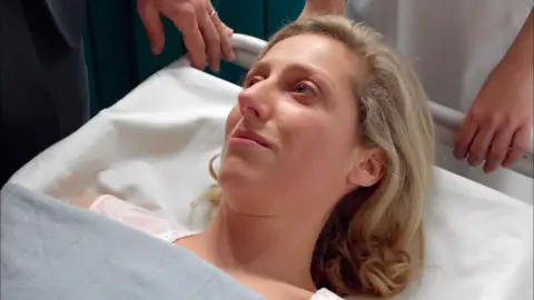 Rita entra en quirófano con temor a no despertar Rita entra en quirófano con temor a no despertar