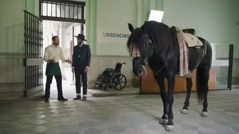 Frame 20.577777 de: Un vasco vestido de corto montando a caballo y diciendo "me da coraje" Frame 20.577777 de: Un vasco vestido de corto montando a caballo y diciendo "me da coraje"