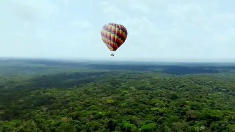 Frame 117.869305 de: ¿Cómo se rodó la escena del paseo en globo de Don Benjumea y Maritxu? Frame 117.869305 de: ¿Cómo se rodó la escena del paseo en globo de Don Benjumea y Maritxu?