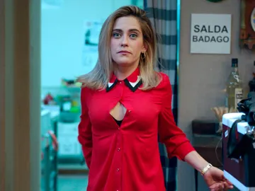 El escote al descubierto de María León desata las risas El escote al descubierto de María León desata las risas