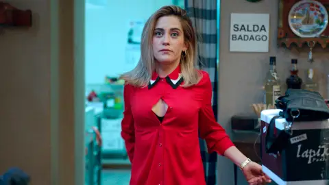 El escote al descubierto de María León desata las risas El escote al descubierto de María León desata las risas