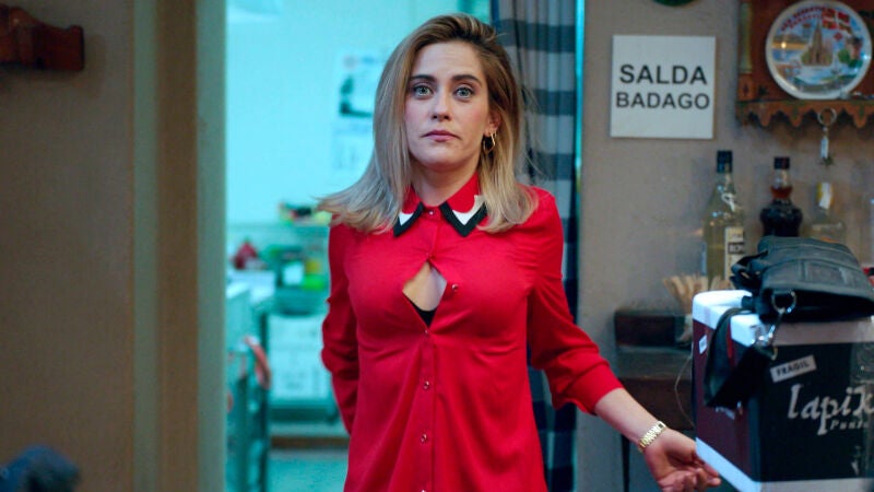 A María León se le desabrocha la camisa en el rodaje de 'Allí Abajo'
