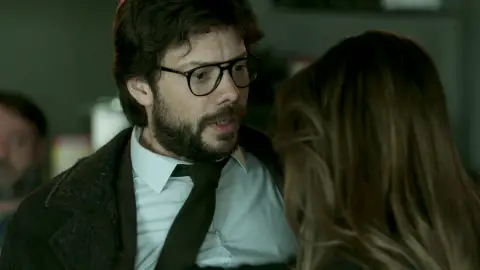 Raquel, en un ataque de desconfianza, se abalanza contra El Profesor Raquel, en un ataque de desconfianza, se abalanza contra El Profesor