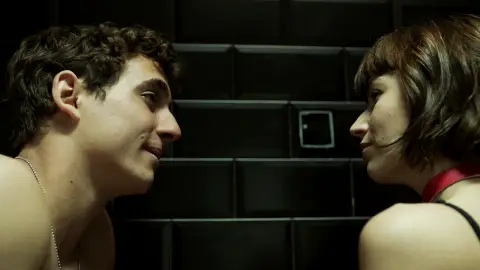 Tokio, recordando a su madre, dibuja la puerta que nunca se atrevió a abrir Tokio, recordando a su madre, dibuja la puerta que nunca se atrevió a abrir