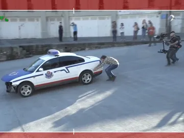 Jozé empujando el coche Jozé empujando el coche