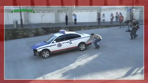 Jozé empujando el coche Jozé empujando el coche