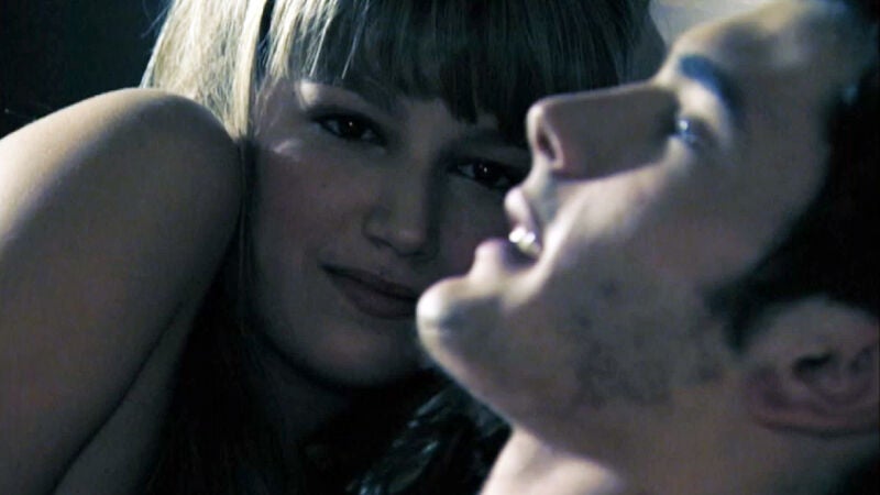 Iván (Yon González) y Manuela (Úrsula Corberó), pillados in fraganti