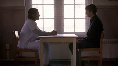 Dos 'stalkers' planean su ataque: "Ahora se llama Beth Davis, es inspectora" Dos 'stalkers' planean su ataque: "Ahora se llama Beth Davis, es inspectora"