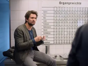 Felix descubre que el profesor Richard ha sido asesinado. Felix descubre que el profesor Richard ha sido asesinado.