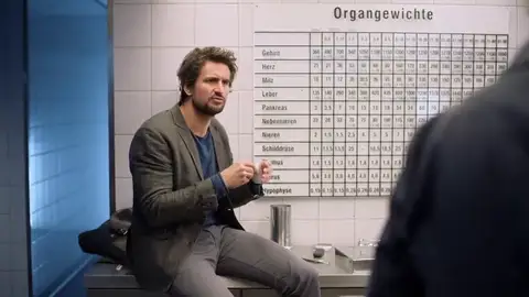 Felix descubre que el profesor Richard ha sido asesinado. Felix descubre que el profesor Richard ha sido asesinado.