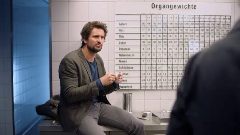 Felix descubre que el profesor Richard ha sido asesinado