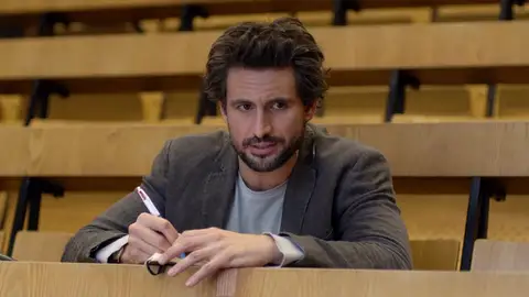 El rector de la universidad amenaza con despedir a Felix El rector de la universidad amenaza con despedir a Felix