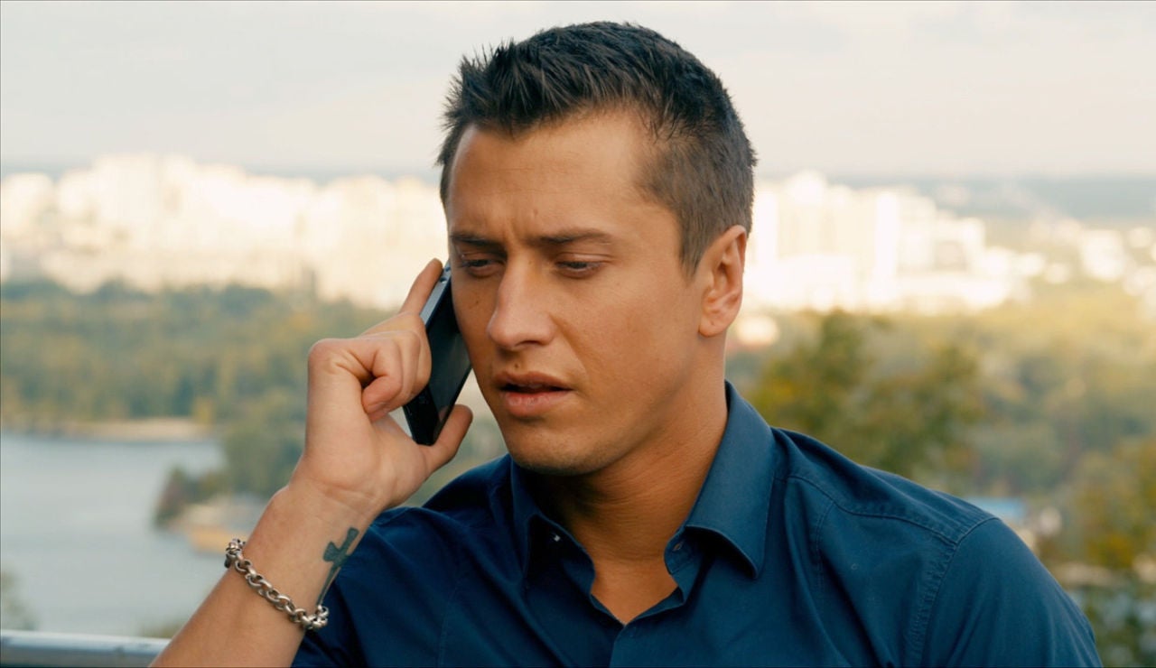 Igor habla por teléfono