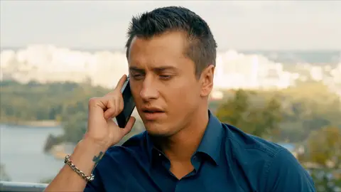 Igor habla por teléfono Igor