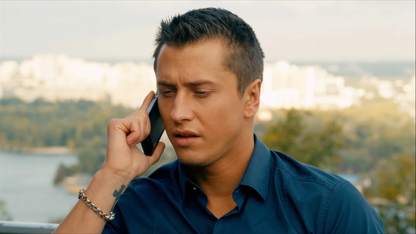 Igor habla por teléfono Igor