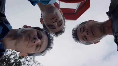 Paul, Erwan y Tomá encuentran una pista clave mientras buscan un tesoro pirata Paul, Erwan y Tomá encuentran una pista clave mientras buscan un tesoro pirata