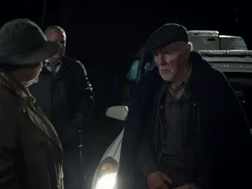 Vera investiga sobre el cuerpo de la mujer blanca encontrada en mitad del bosque Vera investiga sobre el cuerpo de la mujer blanca encontrada en mitad del bosque