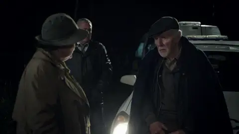 Vera investiga sobre el cuerpo de la mujer blanca encontrada en mitad del bosque Vera investiga sobre el cuerpo de la mujer blanca encontrada en mitad del bosque