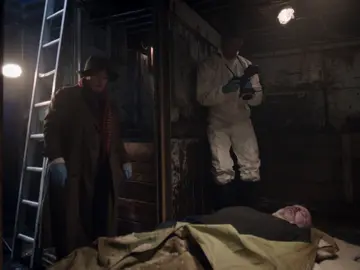 Vera se adentra en la cubierta de un barco donde encuentran el cuerpo de un pescador que fue arrojado al mar Vera se adentra en la cubierta de un barco donde encuentran el cuerpo de un pescador que fue arrojado al mar